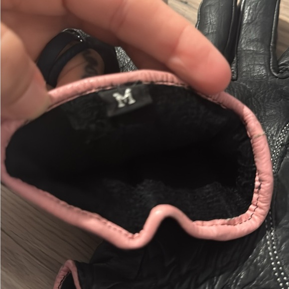 Black riding Gloves with Zipper Detail - Picture 3 of 3